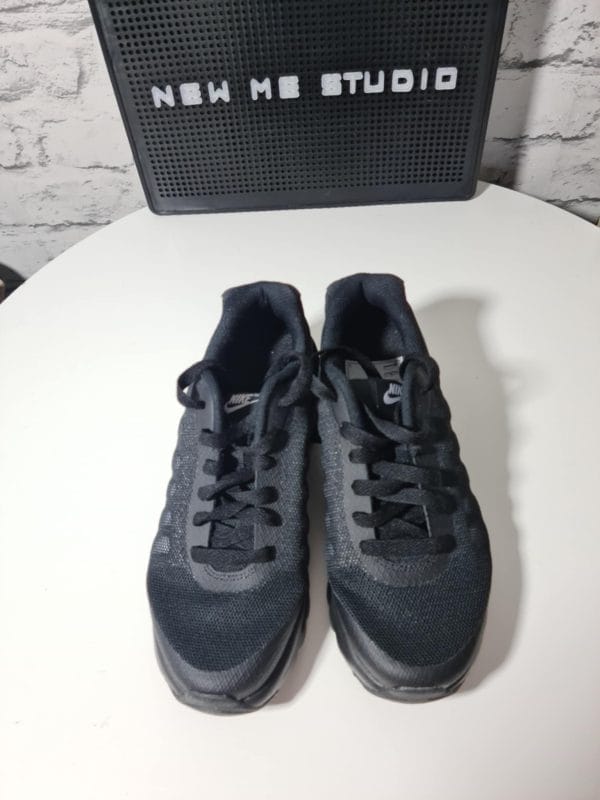 NIKE Air Max Invigor Sportowe Buty - obrazek 2