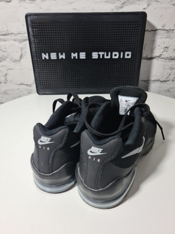NIKE Air Max Invigor Sportowe Buty - obrazek 4